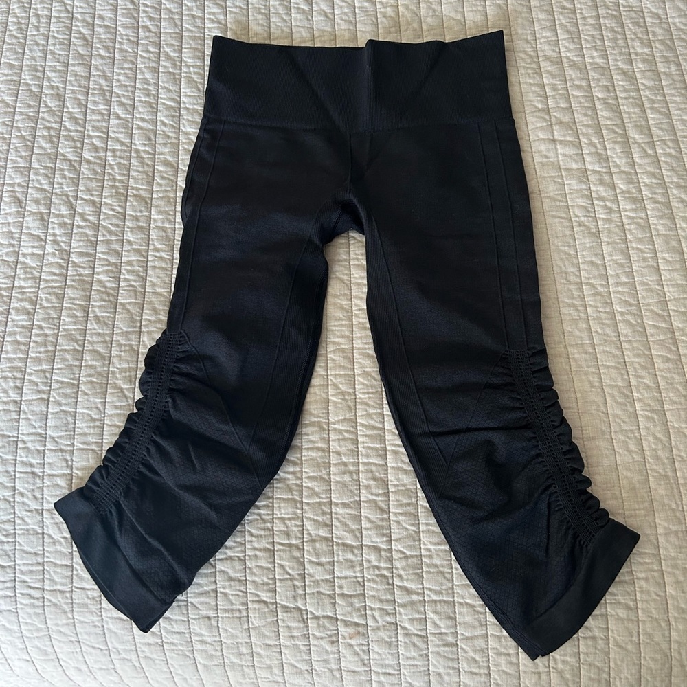 Lululemon black capris